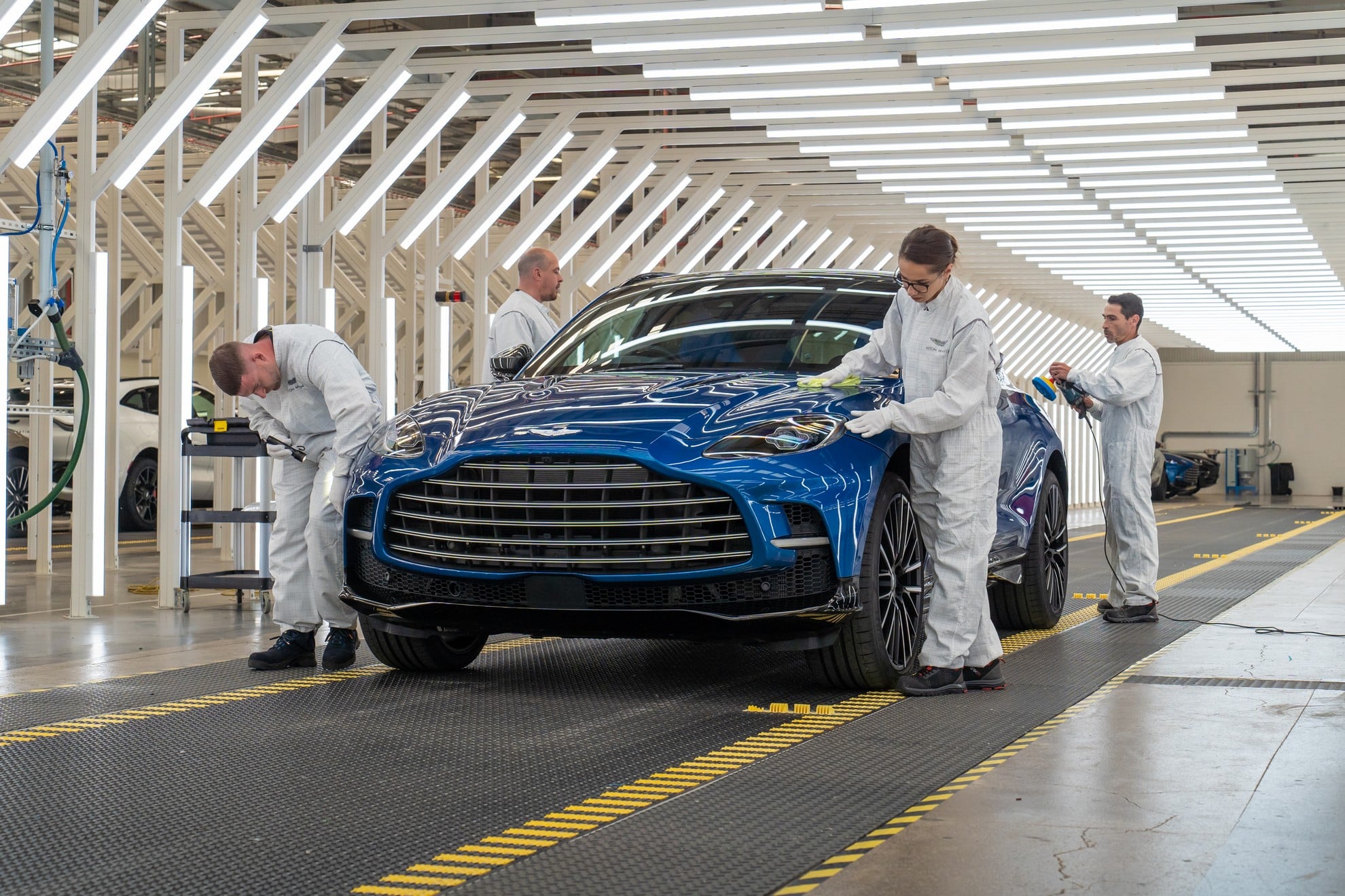 Completato il primo esemplare di Aston Martin DBX707, costruito quasi a mano