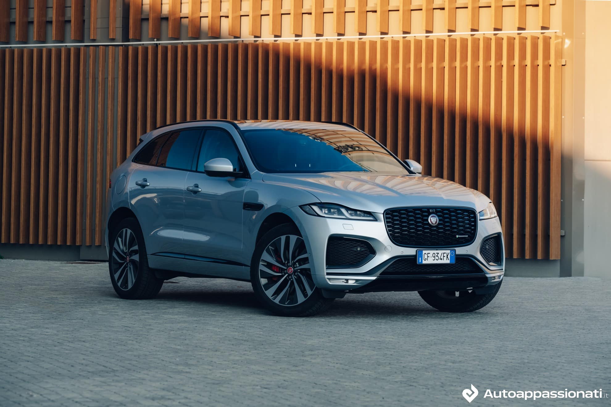 Jaguar F-Pace plug-in: prezzo, dimensioni, interni, come va