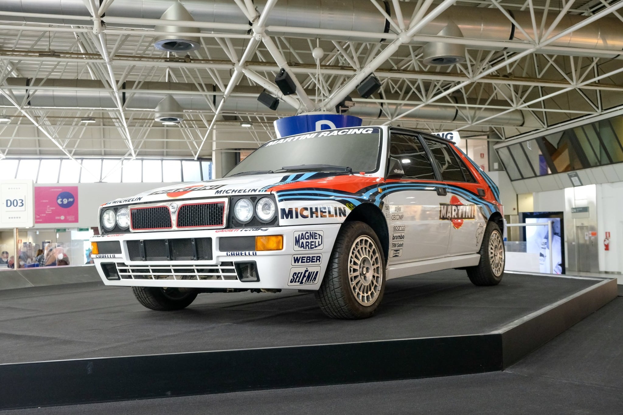 Cosa ci fa una Lancia Delta Integrale all’aeroporto di Torino Caselle?