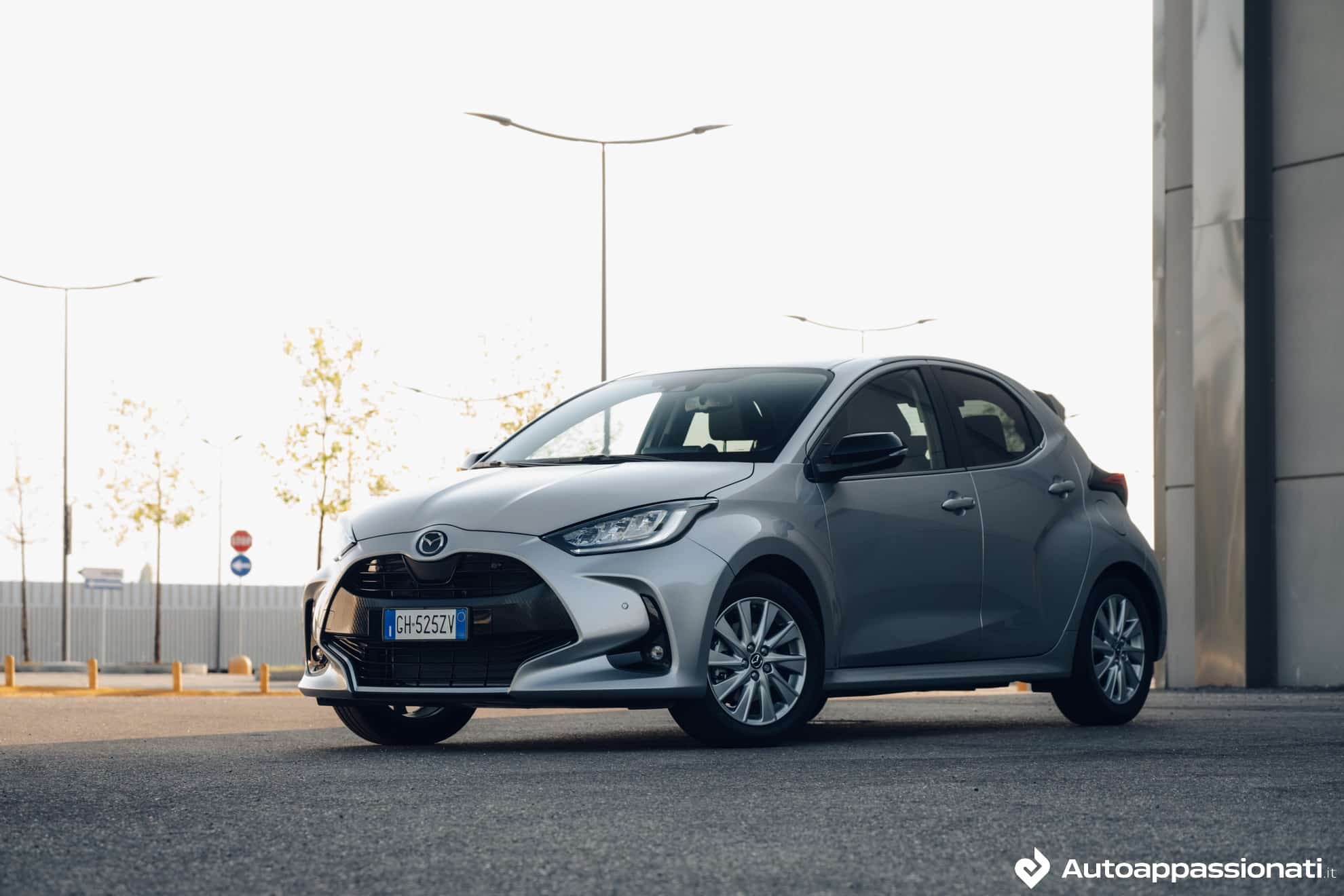 Mazda 2 Hybrid 2022: prova su strada, interni, motore, consumi e prezzi