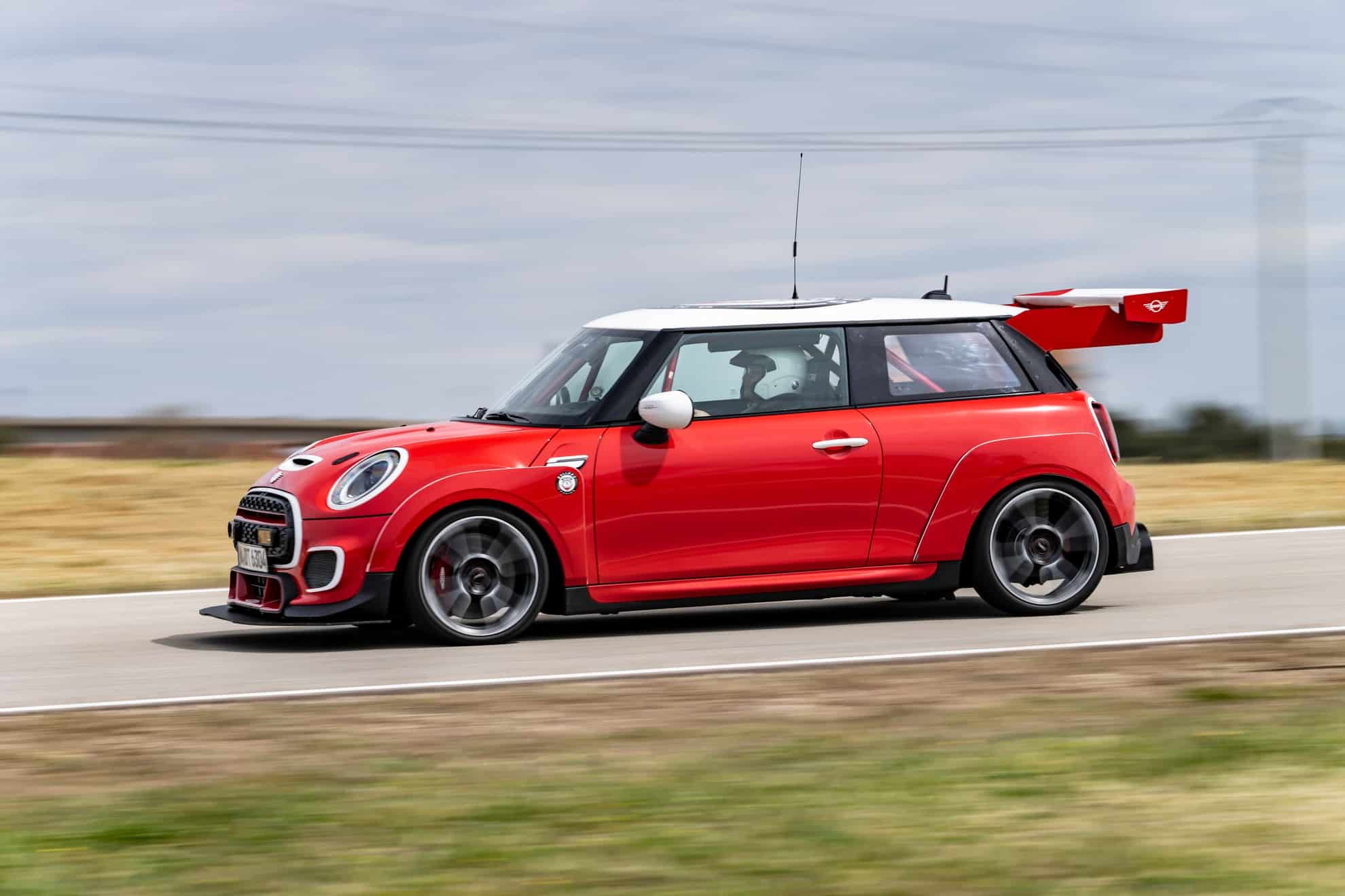 Mini John Cooper Works, con il “mega” alettone, continua i test in pista