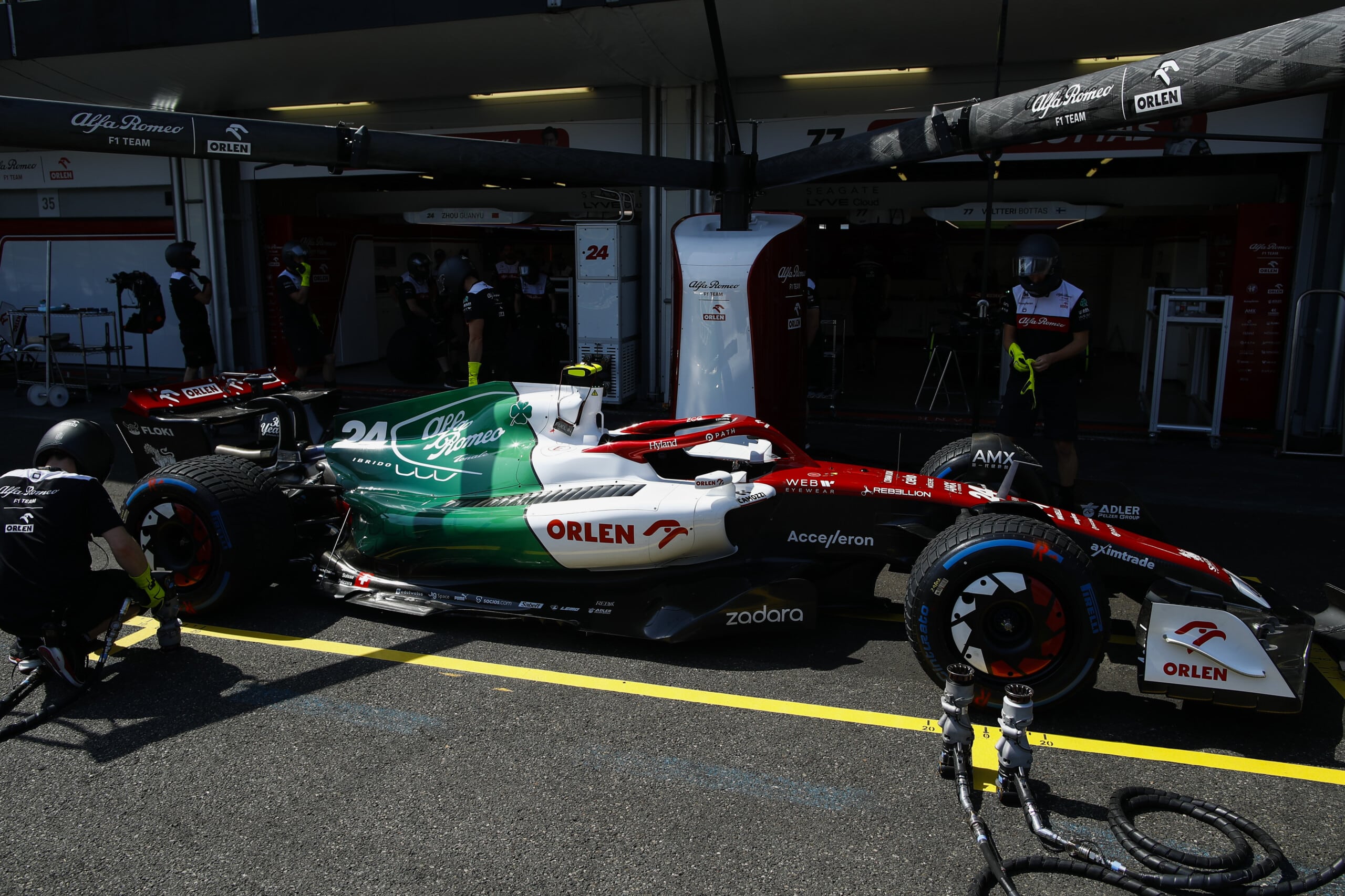 Livrea tricolore per Alfa Romeo C42 al Gran Premio di Azerbaigian, ecco perchè