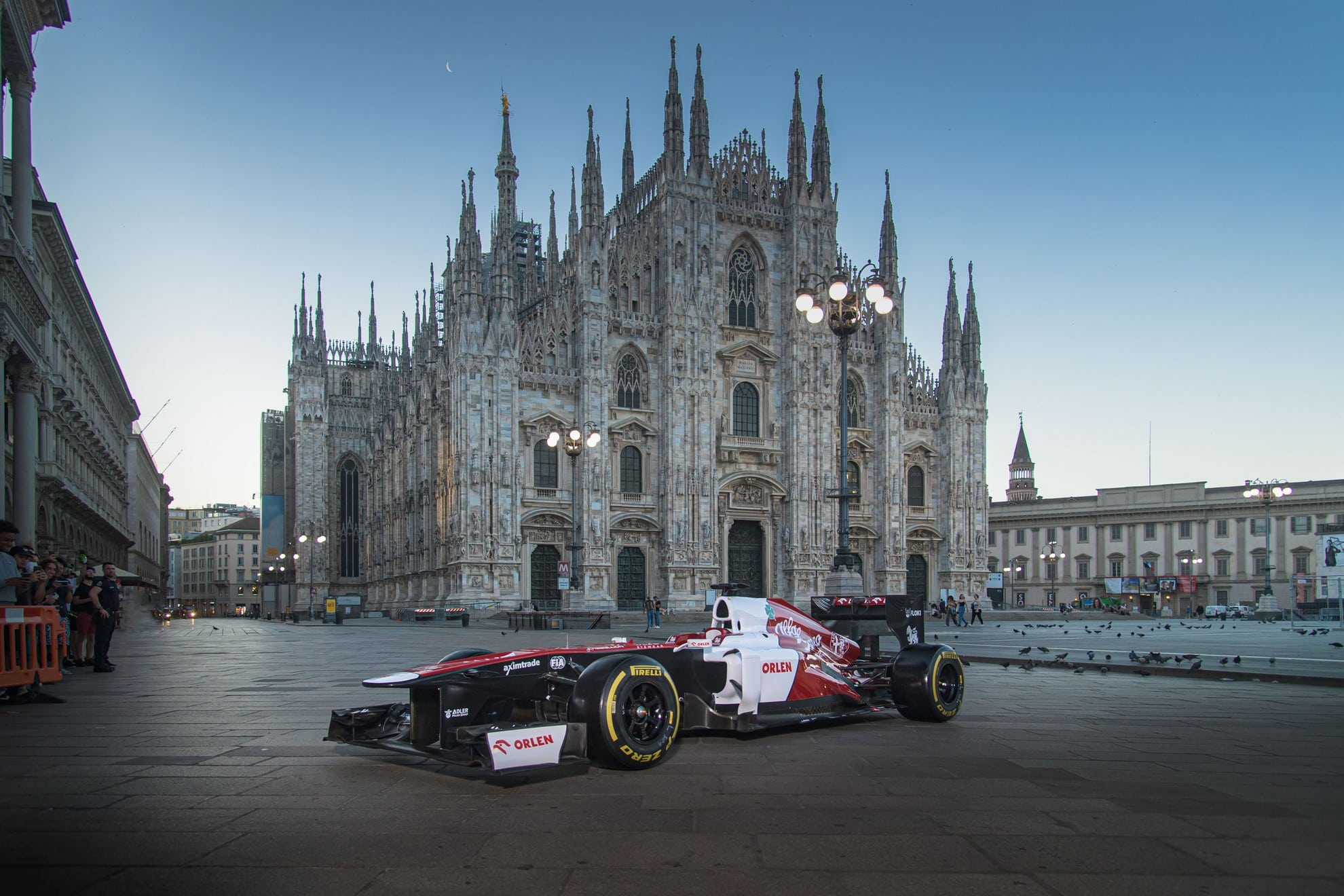 Valtteri Bottas sveglia Milano con la F1 V8 aspirata: che spettacolo!