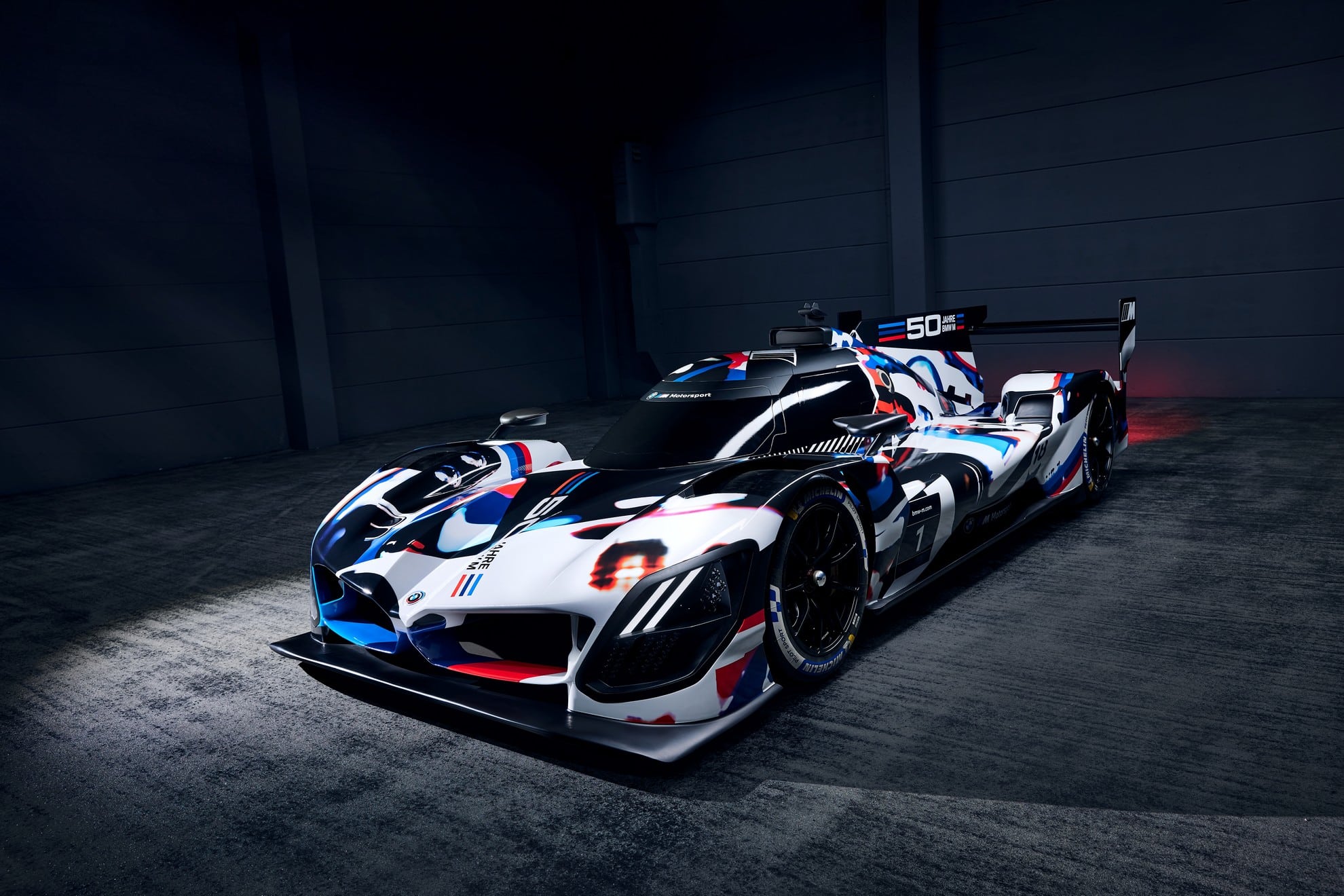 BMW presenta la nuova M Hybrid V8, prototipo LMDh per le gare endurance