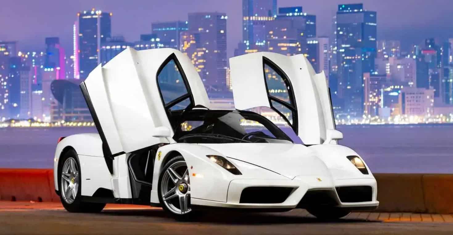 Questo raro esemplare di Ferrari Enzo di colore bianco è in vendita