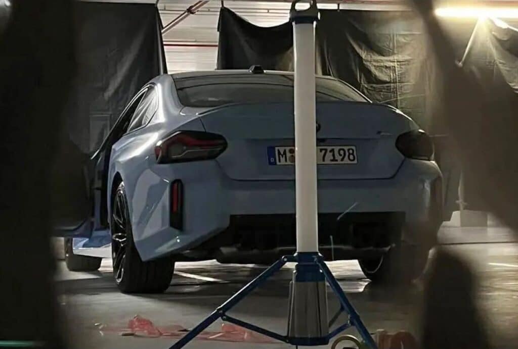 Una foto spia rivela in anteprima il posteriore di BMW M2 2023