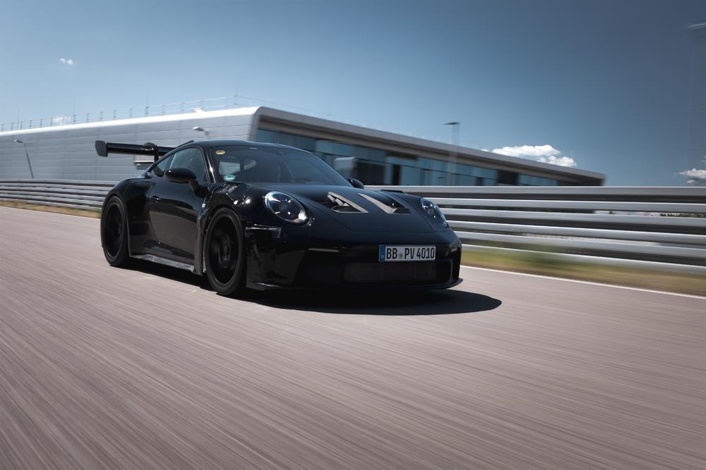 Porsche 911 GT3 RS 2023 è pronta al debutto: ecco la data dell’unveiling