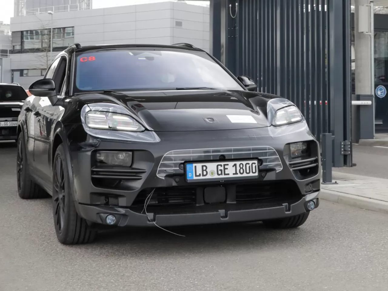 Porsche sta studiando un SUV elettrico per il 2026: non ci sarà solo Cayenne