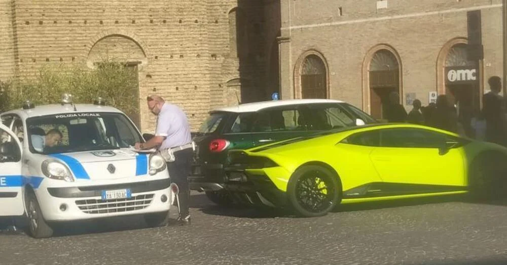 Una Lamborghini parcheggiata nel posto auto per disabili: nei guai due giovani