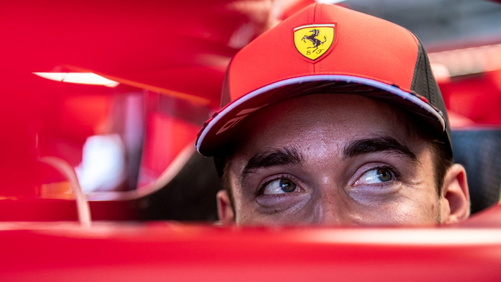 Come fanno la pipì i piloti di Formula 1? Ce lo racconta Leclerc