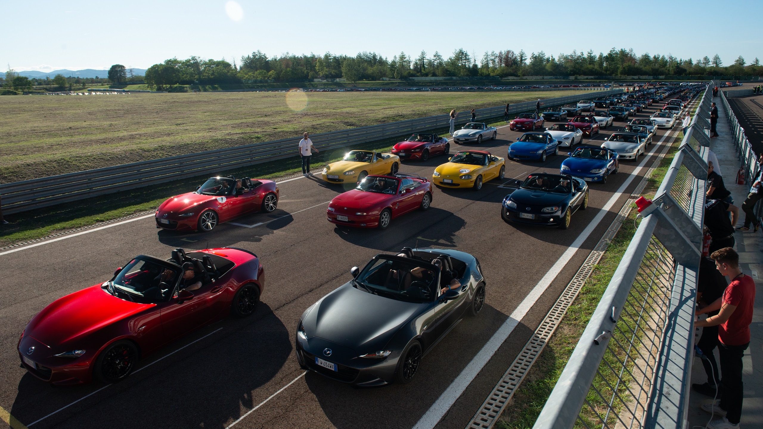 Raduno Mazda MX-5, il record mondiale è raggiunto: 707 Miata in pista