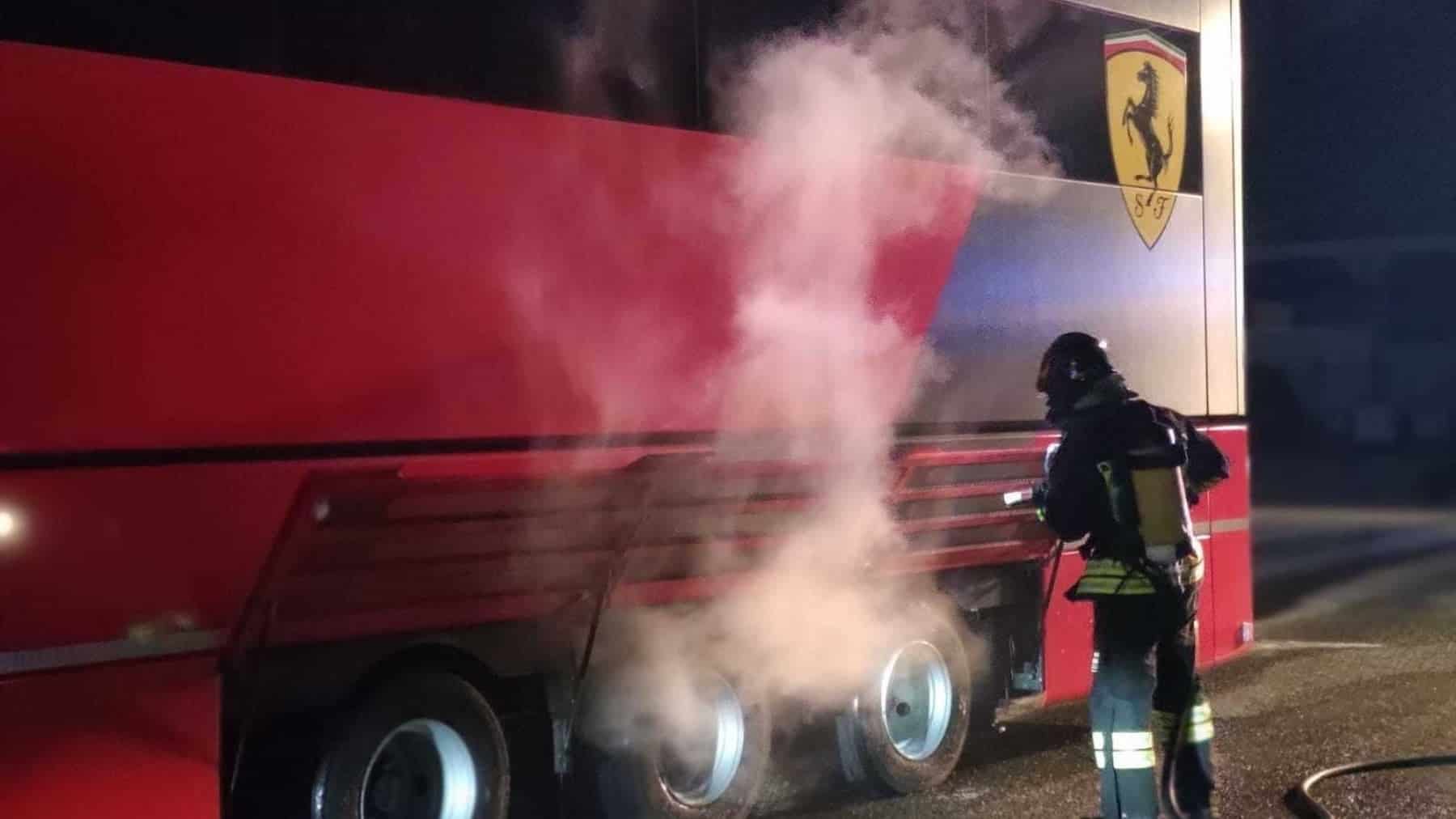 Camion Ferrari a fuoco a Susa: freni troppo caldi per il Tir diretto a Monza