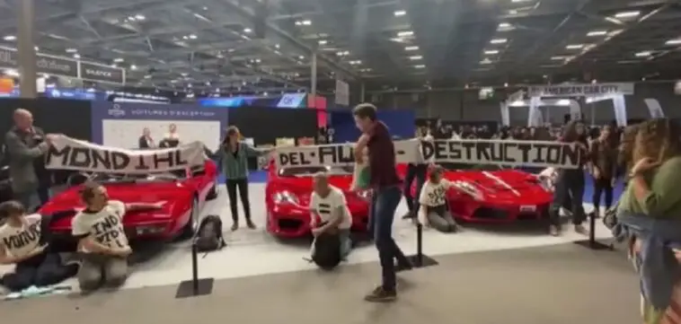 Attivisti su Ferrari