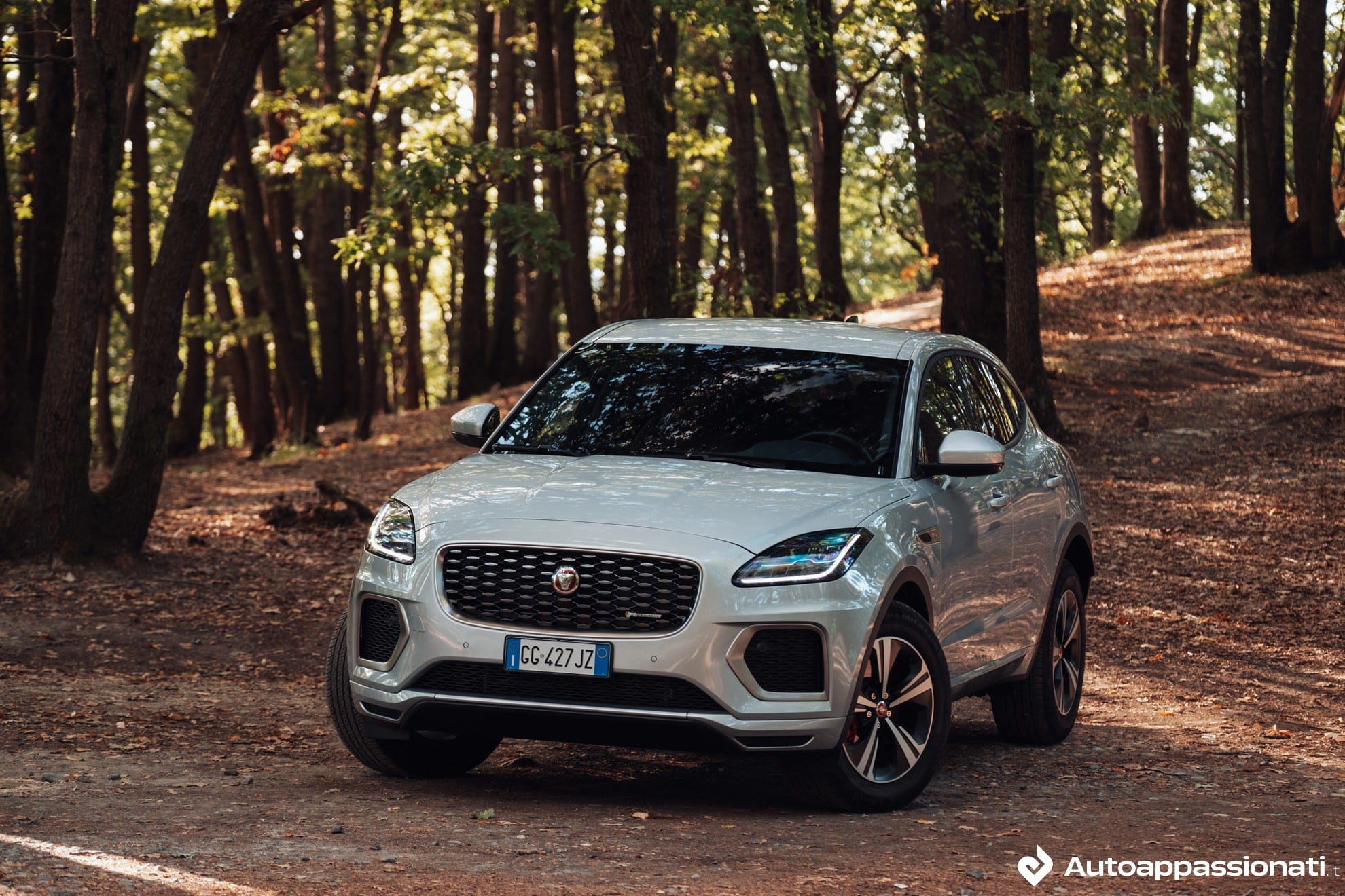 Jaguar E-Pace P300e AWD: prezzo, interni, consumi, prova su strada