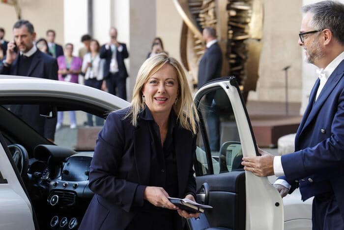 Giorgia Meloni al Quirinale su una Fiat 500X [VIDEO]