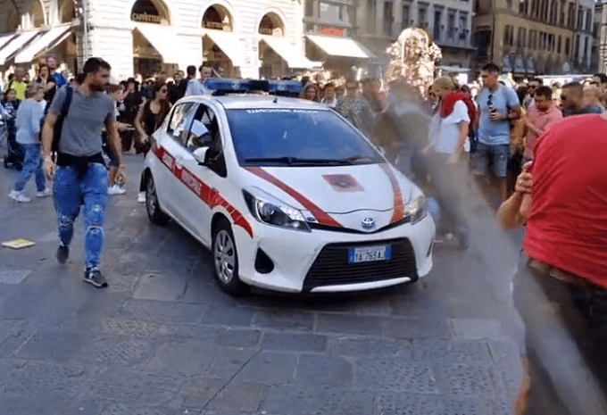 Yaris folla vigili urbani