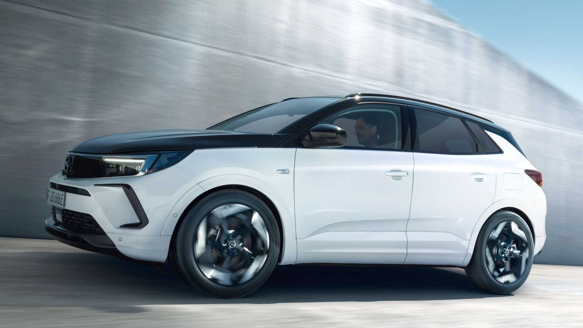 Opel Grandland GSe: 300 CV per il SUV ibrido plug-in