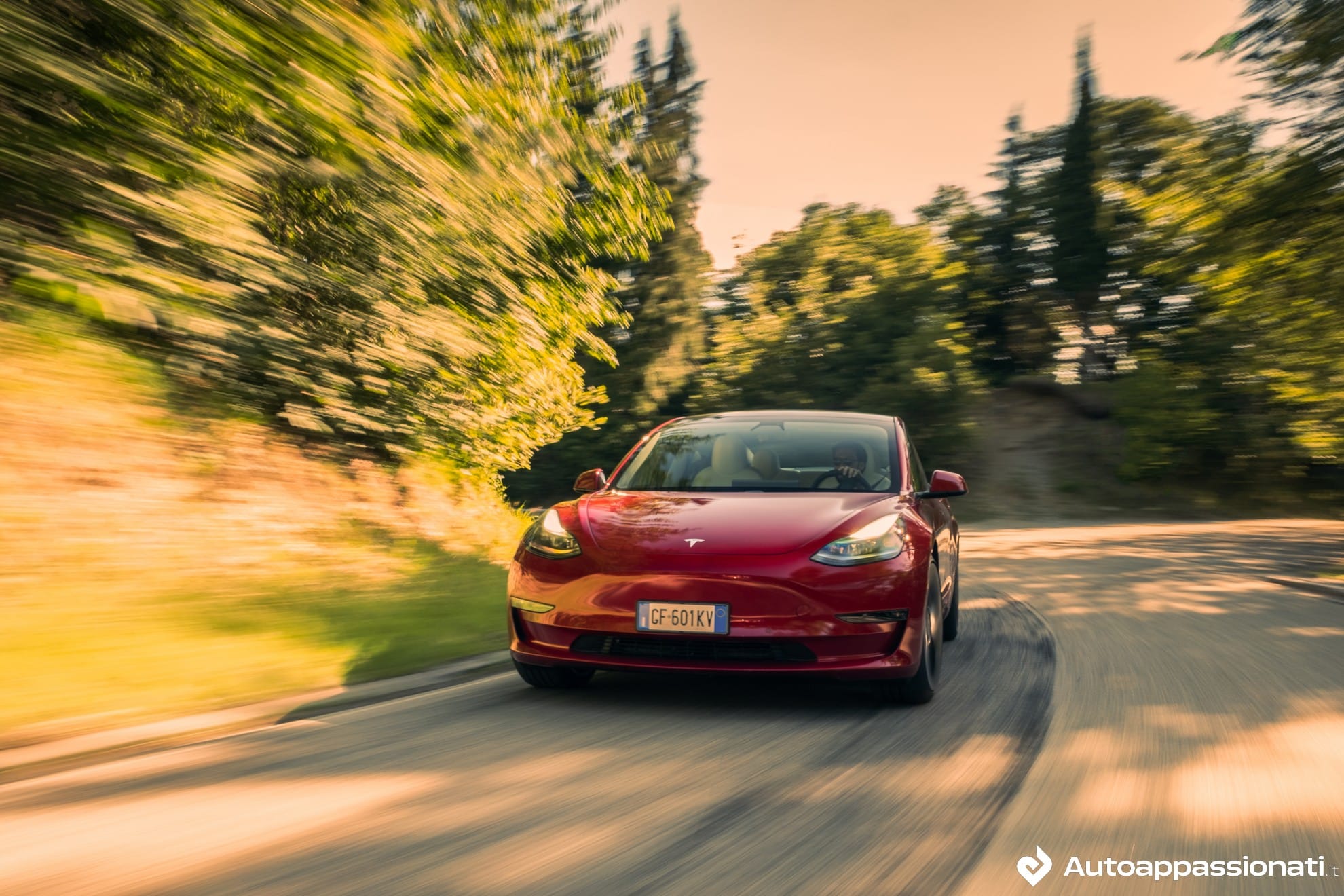 Tesla Model 3 Performance guida rosso metallizzato frontale pieno