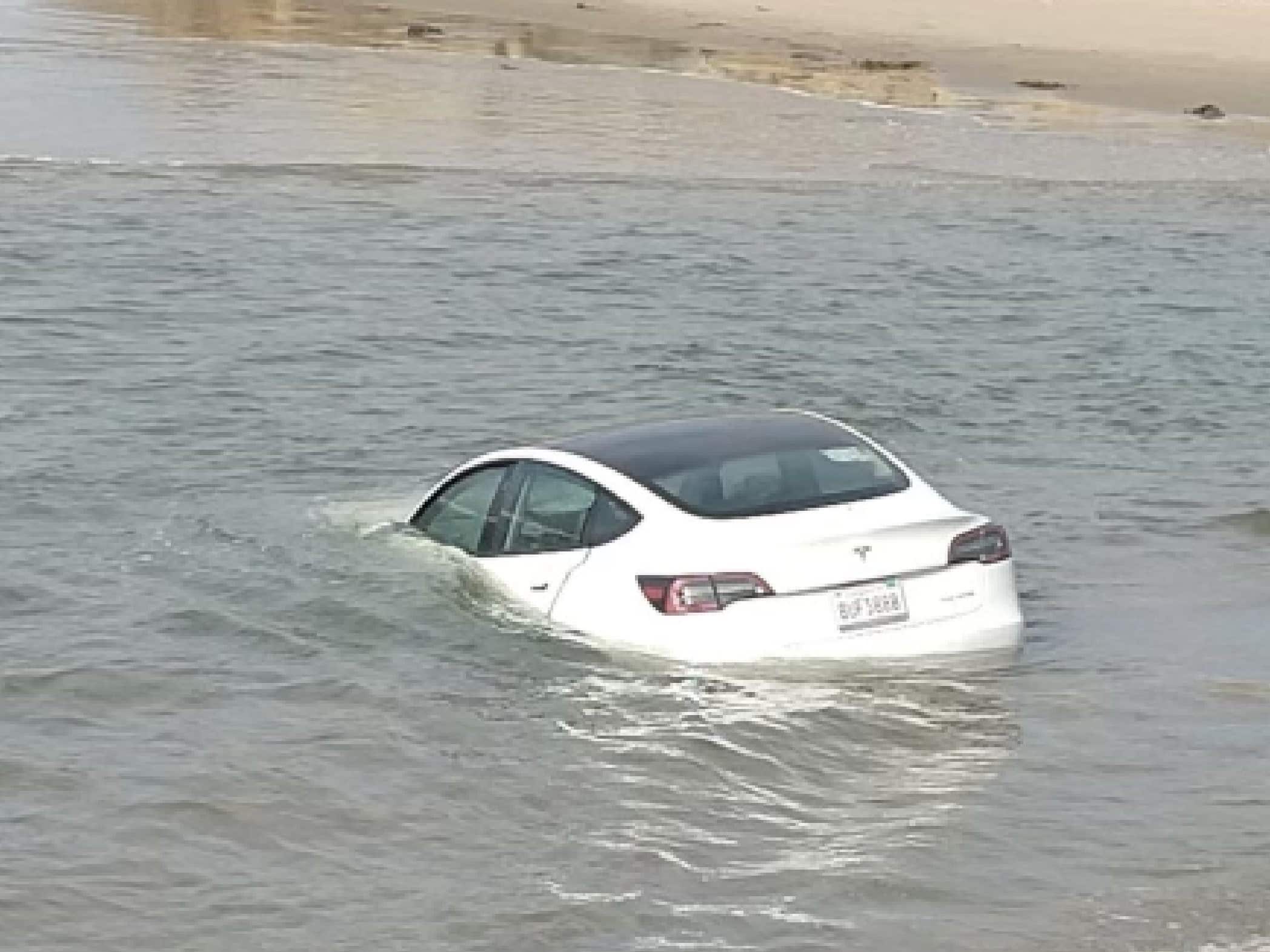 Incredibile, Tesla galleggia nell’Oceano senza nessuno a bordo [VIDEO]