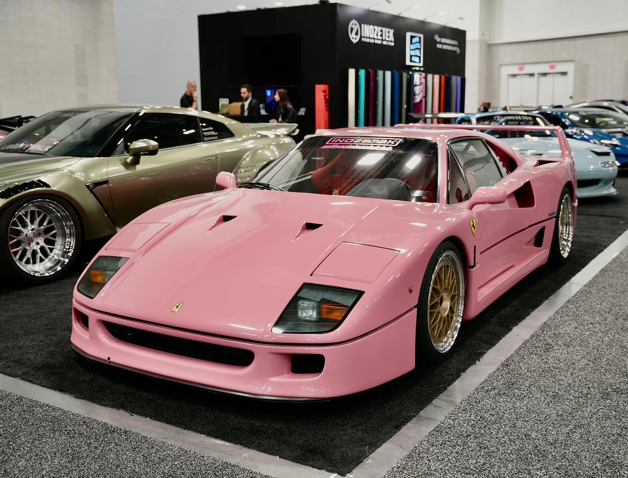 Al SEMA Show di Las Vegas spunta una F40 rosa, la prima al mondo