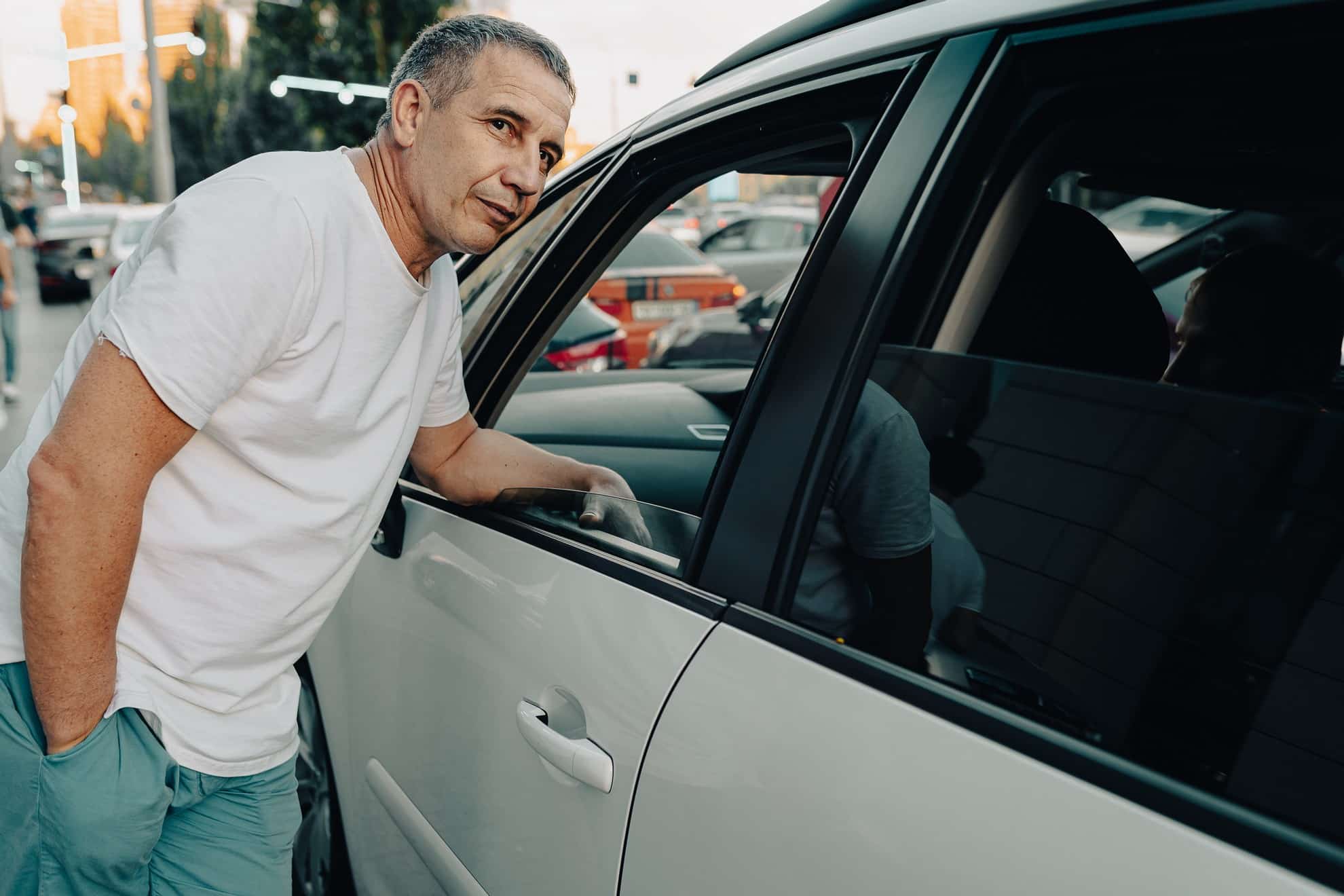 multa auto con finestrino aperto