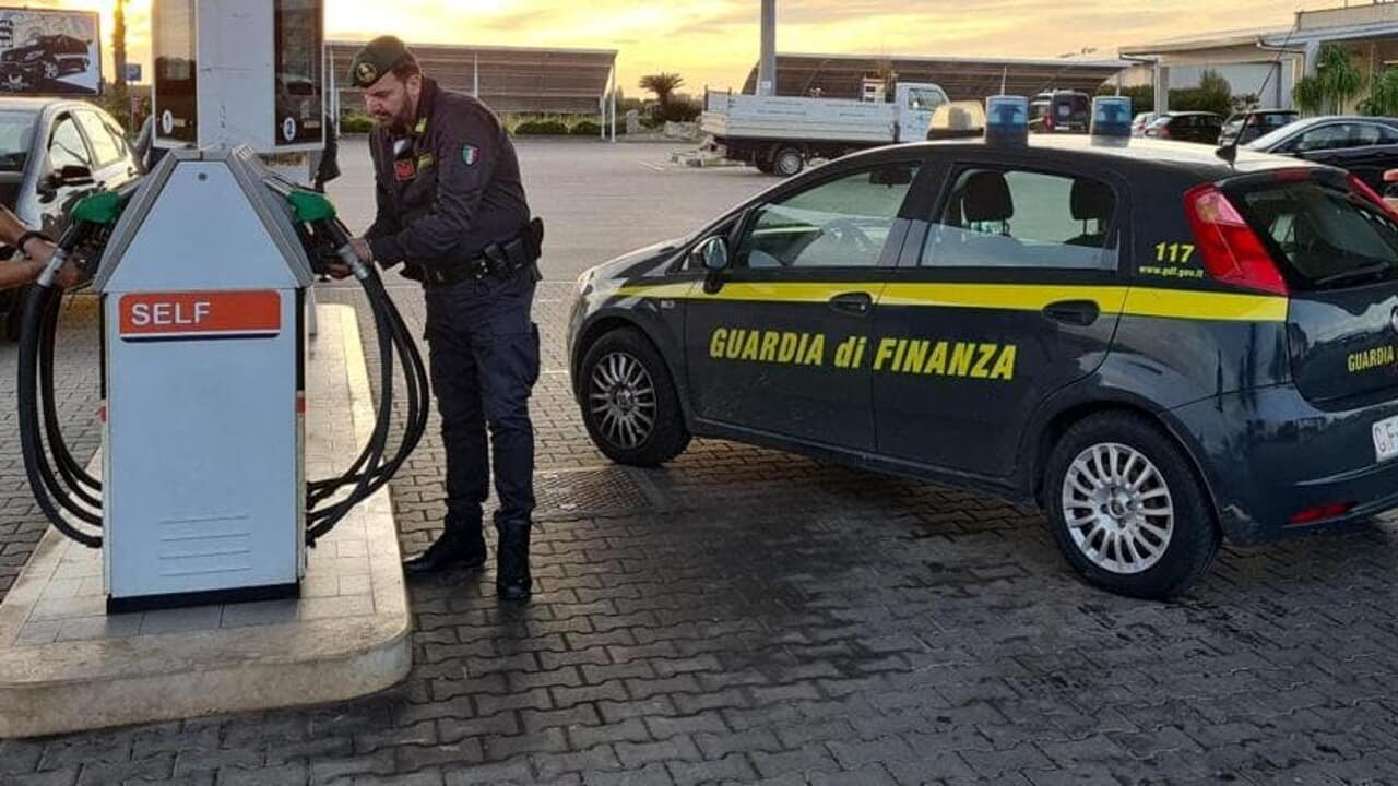 Aumenti benzina: 2.500 controlli della Finanza, tante le violazioni