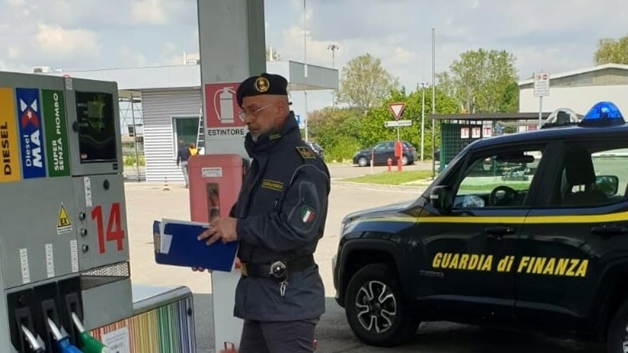 Prezzo carburante oggi: la finanza indaga sui rialzi