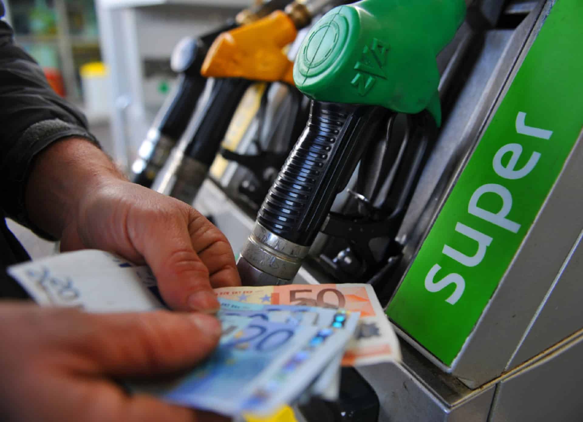 Via le accise sulla benzina, ma non in Italia