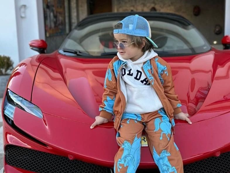 Bambino 3 anni guida Ferrari SF-90