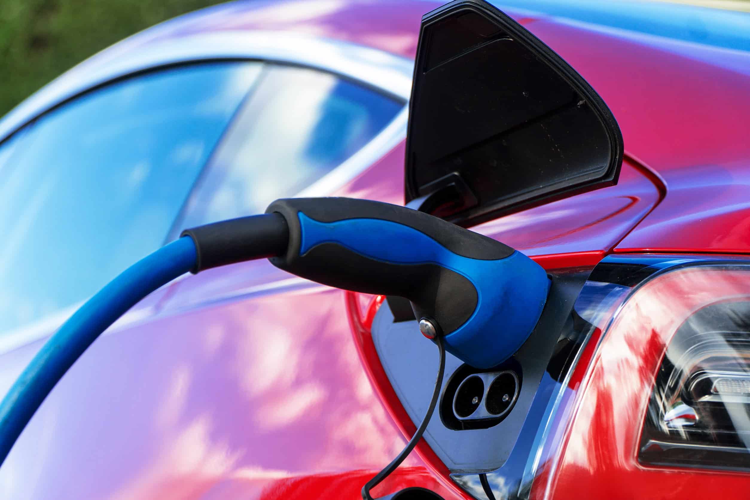 Prezzo auto nuove: nel 2025 le termiche costeranno più delle elettriche