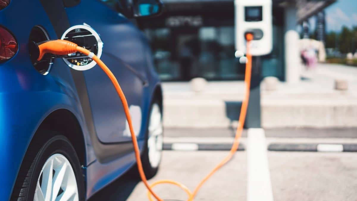 Auto elettriche cinesi? In Francia le vogliono penalizzare, ecco come