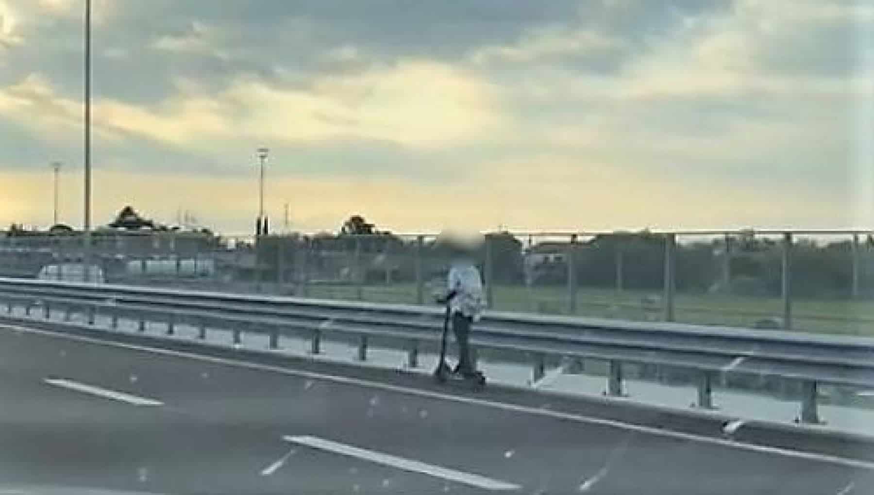 In autostrada in monopattino, di nuovo: “beccata” donna a Torino