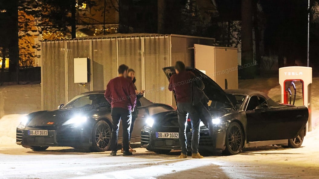 La Porsche Boxster elettrica fotografata in ricarica Tesla