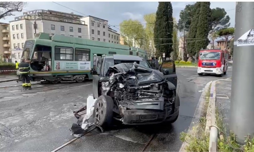 Tram e Defender