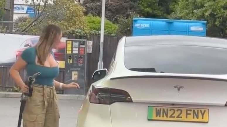 L’influencer fa benzina alla Tesla e il video diventa virale