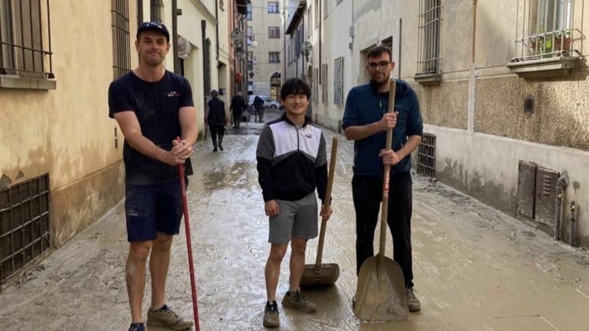 Yuki Tsunoda eroe silenzioso: il pilota di F1 al lavoro dopo l’alluvione