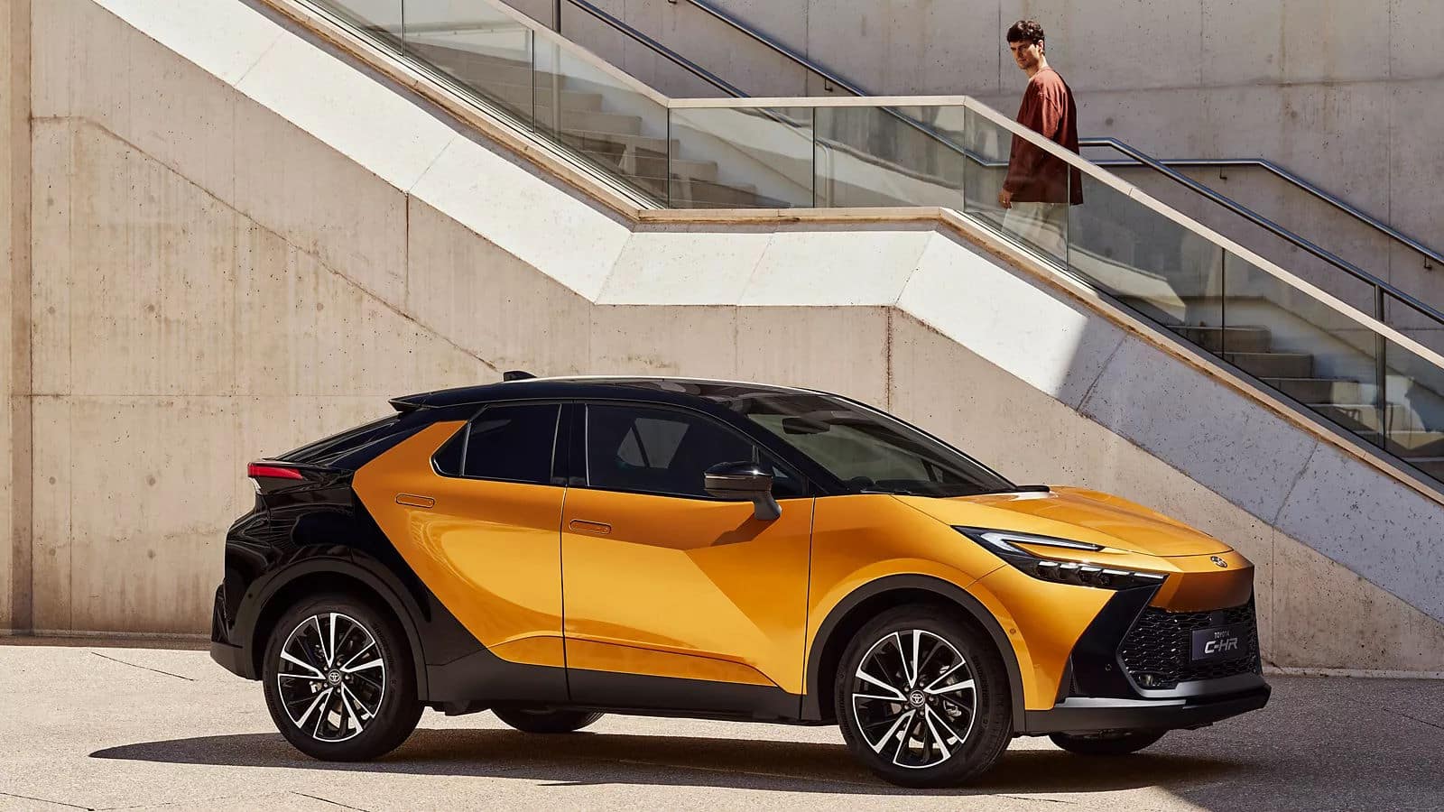 Toyota C-HR 2023: prezzo, interni, quando esce, ibrido