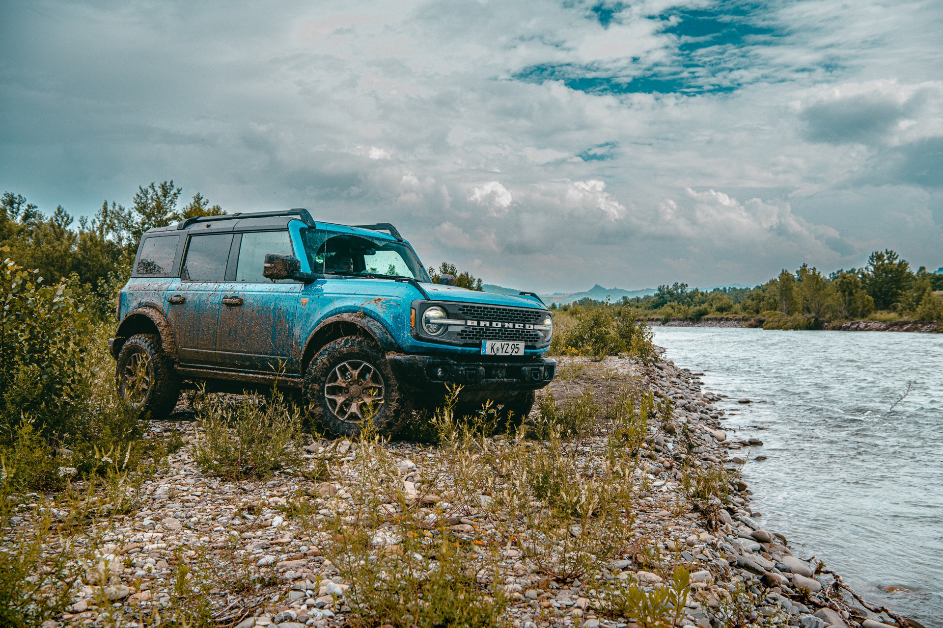 Ford Bronco anteriore fiume