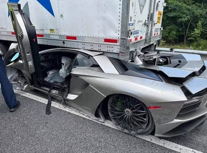 Con una Lamborghini finisce sotto il camion: miracolosamente illeso