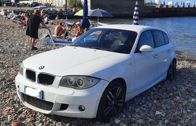 auto parcheggiata in spiaggia a livorno