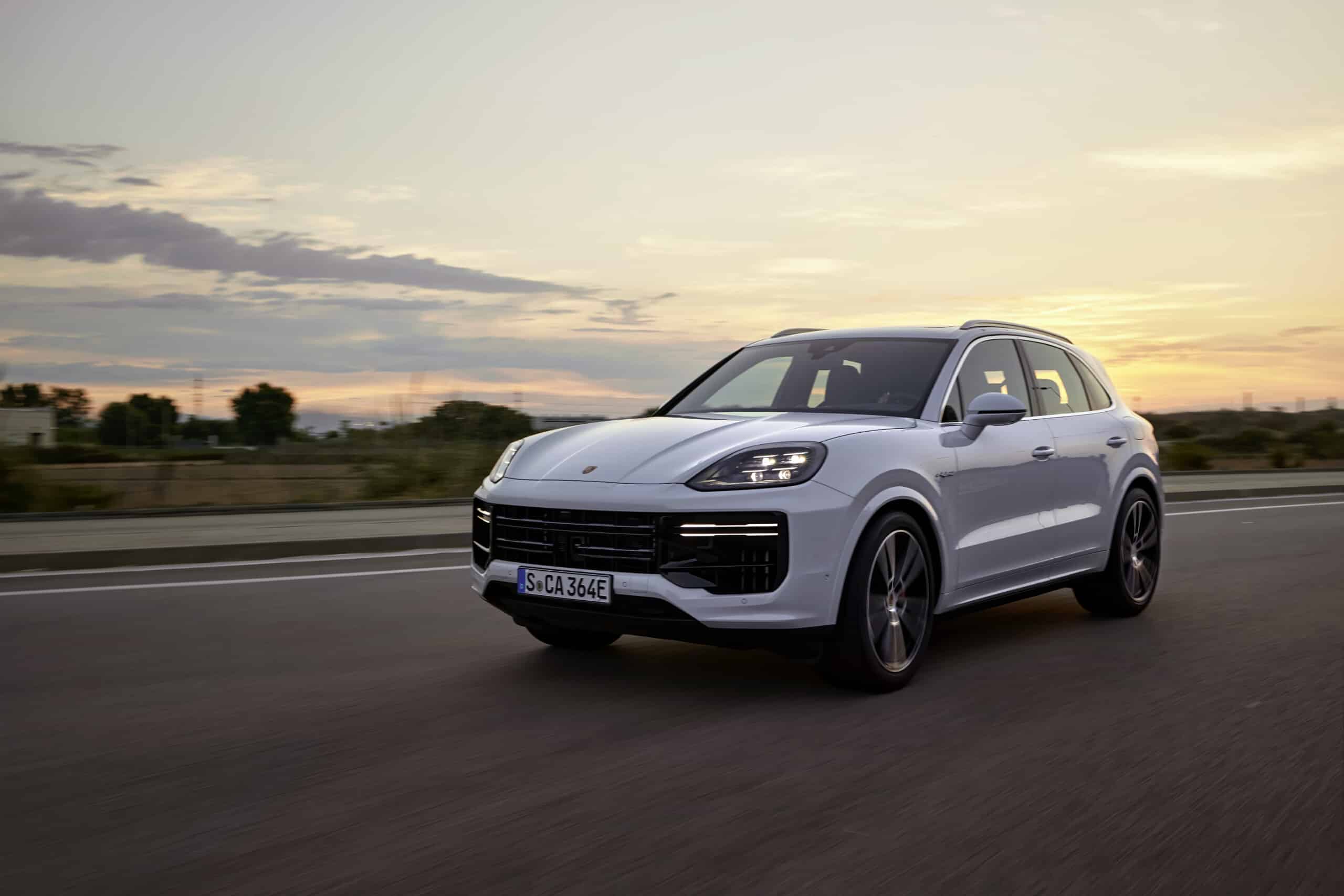 Porsche Cayenne Turbo: più potenza con il V8 ibrido, la GT va oltre