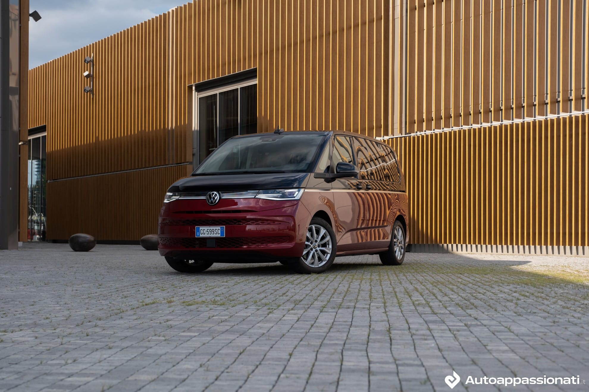 Volkswagen Multivan T7 eHybrid: prova su strada, motore, consumi, prezzo