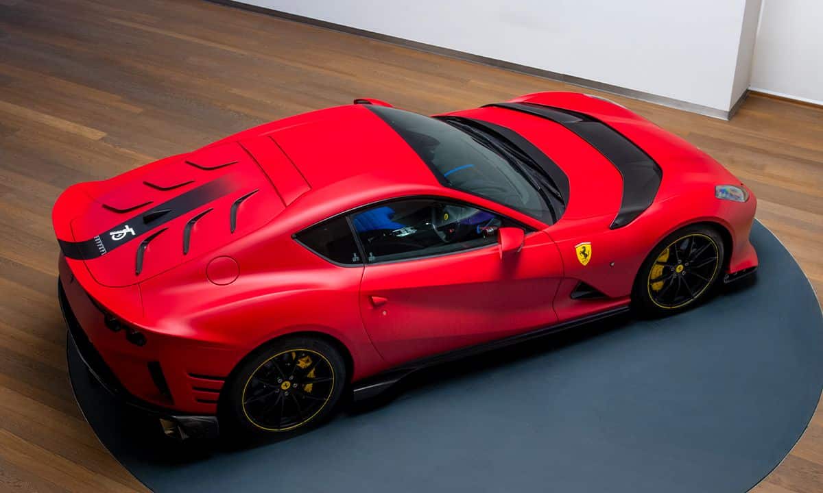 La nuova one-off Ferrari è una 812 Competizione rosso opaco su misura