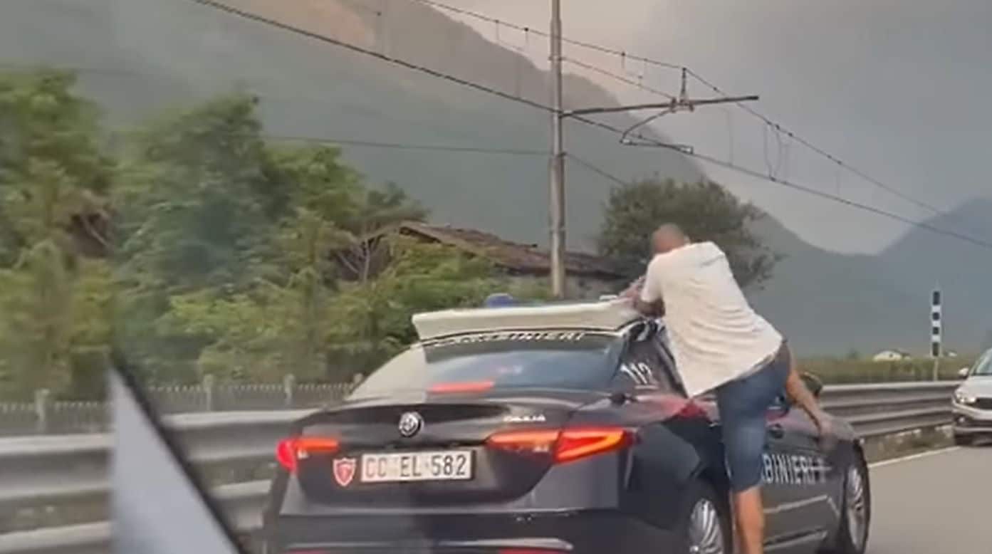 Follia a Sondrio: aggredisce l’auto dei carabinieri a calci e pugni [VIDEO]