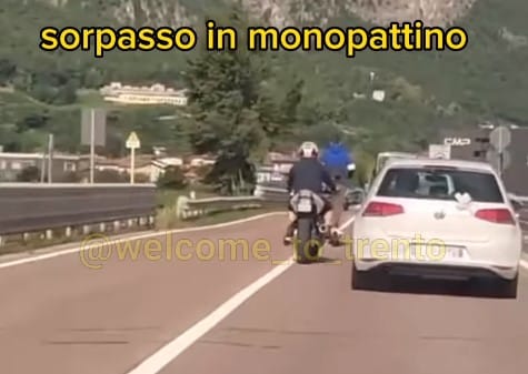 sorpasso in monopattino