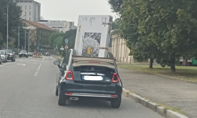 Noleggiare un furgone? Il trasporto XL di una FIAT 500 Cabrio