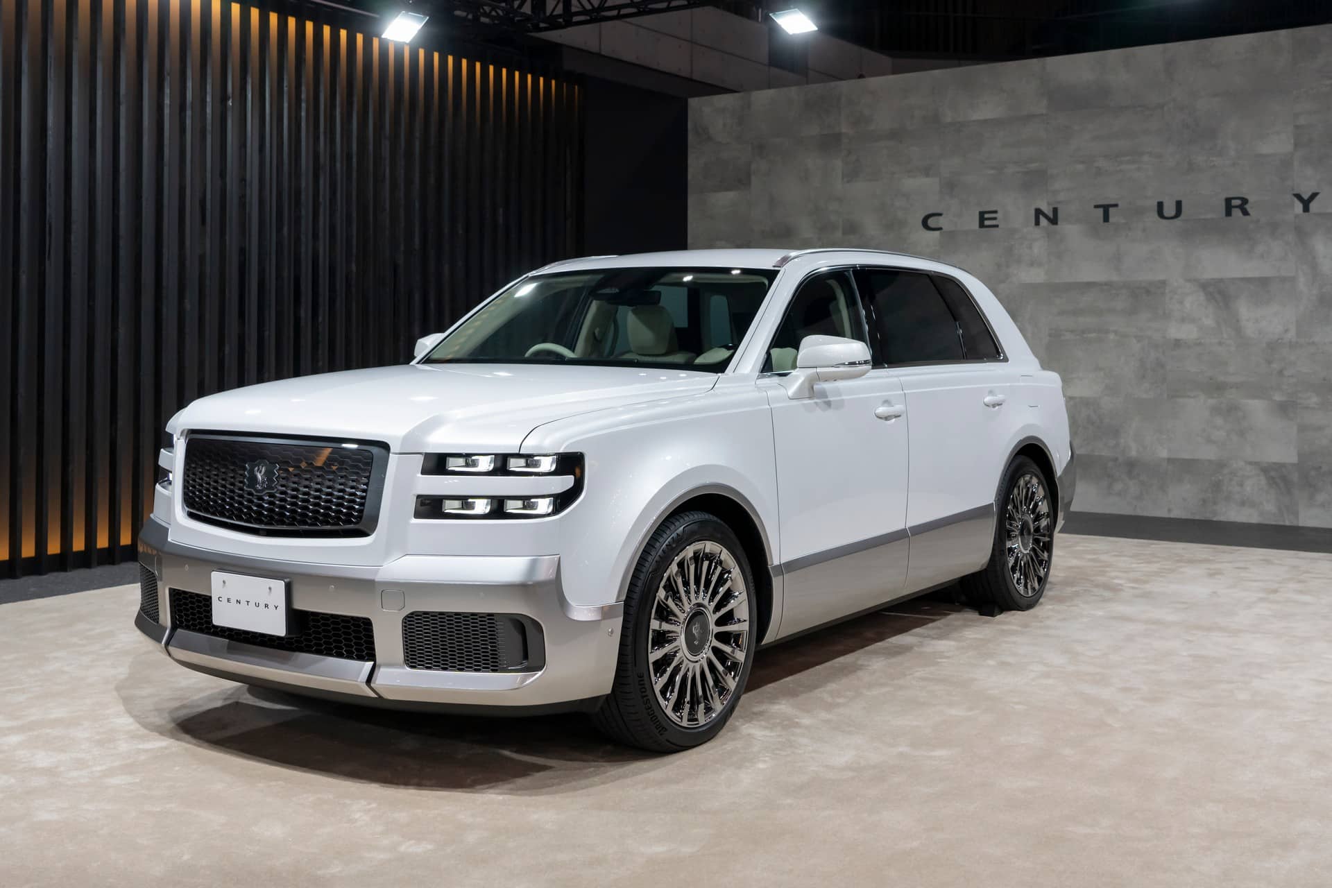 Sembra una Rolls-Royce Cullinan, ma non lo è: ecco la nuova Toyota Century