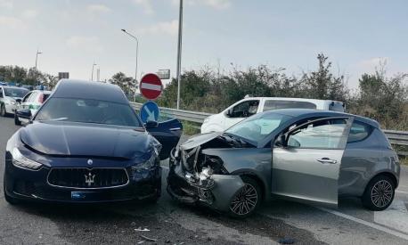 Incidente tra una Ypsilon e un carro funebre: finisce male per la conducente