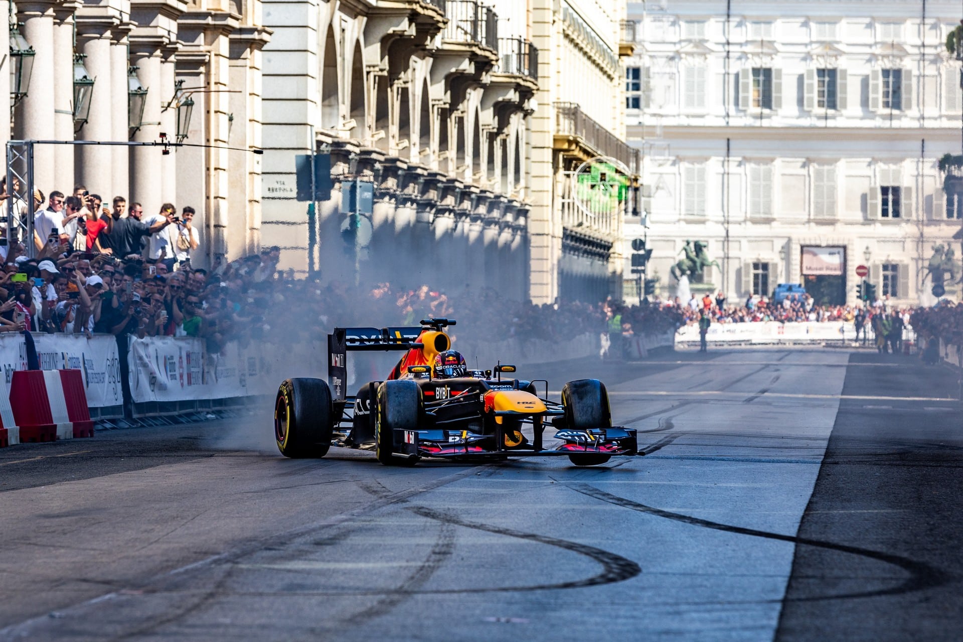 Autolook Week, che show con la Red Bull in centro a Torino