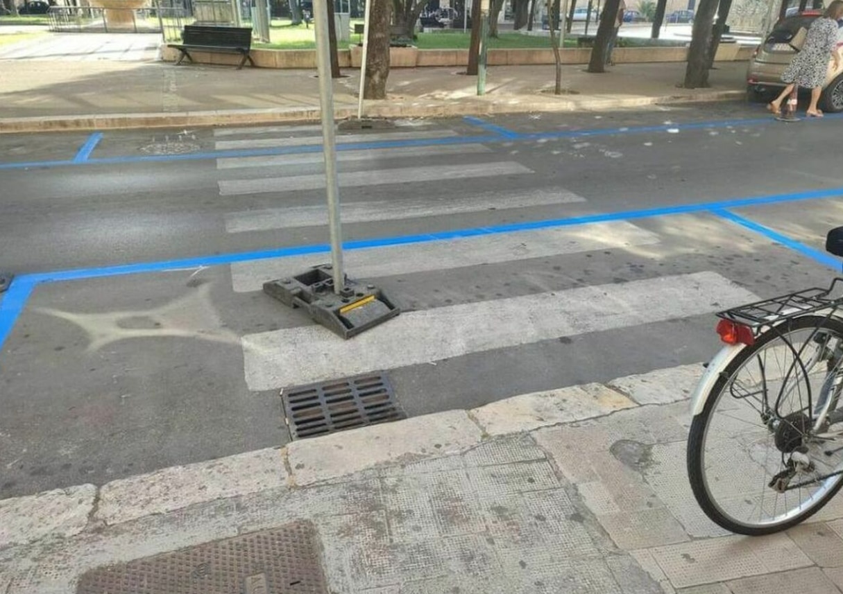 Parcheggio blu sulle strisce pedonali: lo strano caso in Puglia